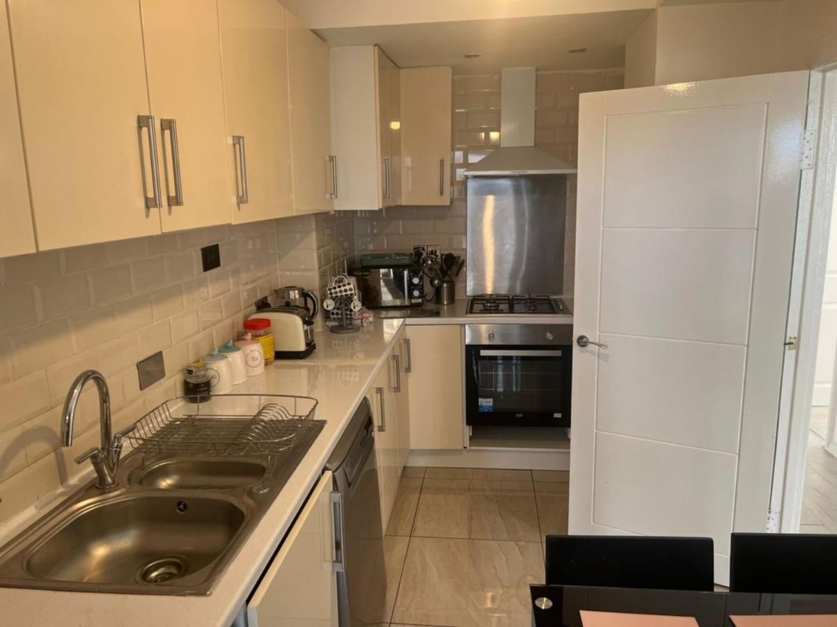 Cosy 2-Bedroom Flat In Finsbury Park, Modern, Convenient & Close To Central London! Londres Exterior foto